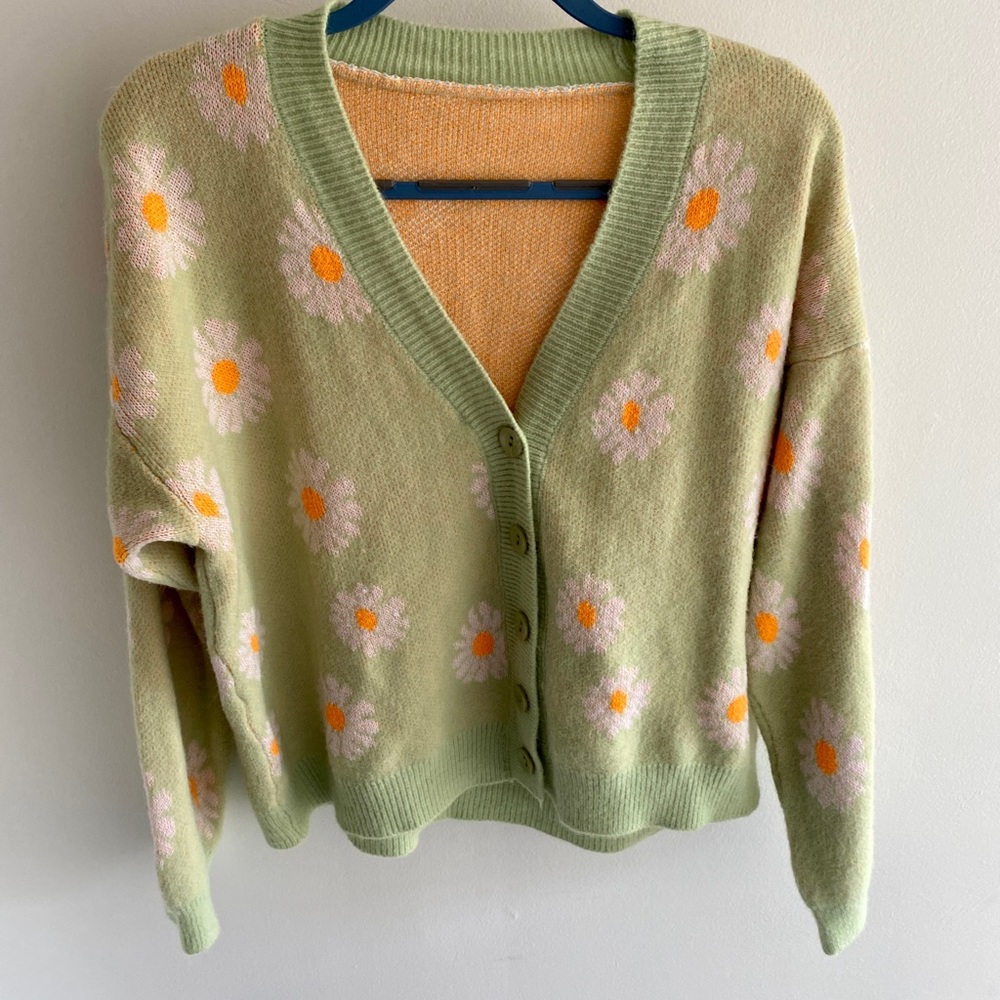 Light green cardigan/sweater, white & orange daisies.One size.Fun & flattering - Picture 3 of 12